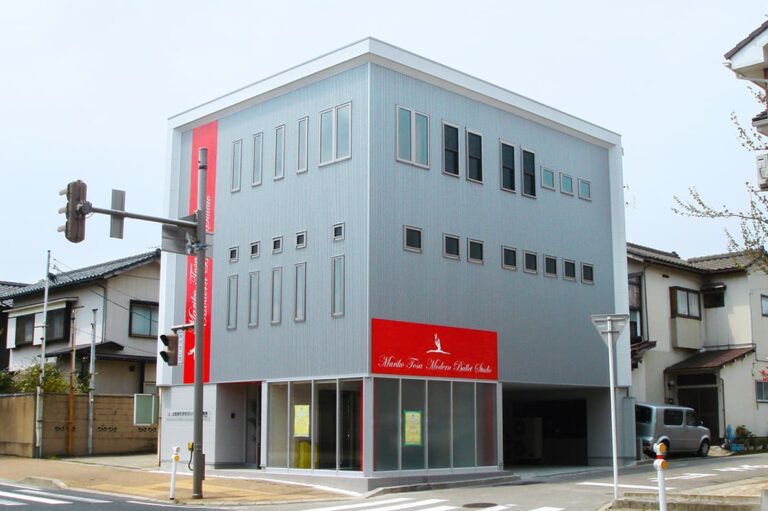 機能性と独立性を合わせ持つシャープな併用住宅